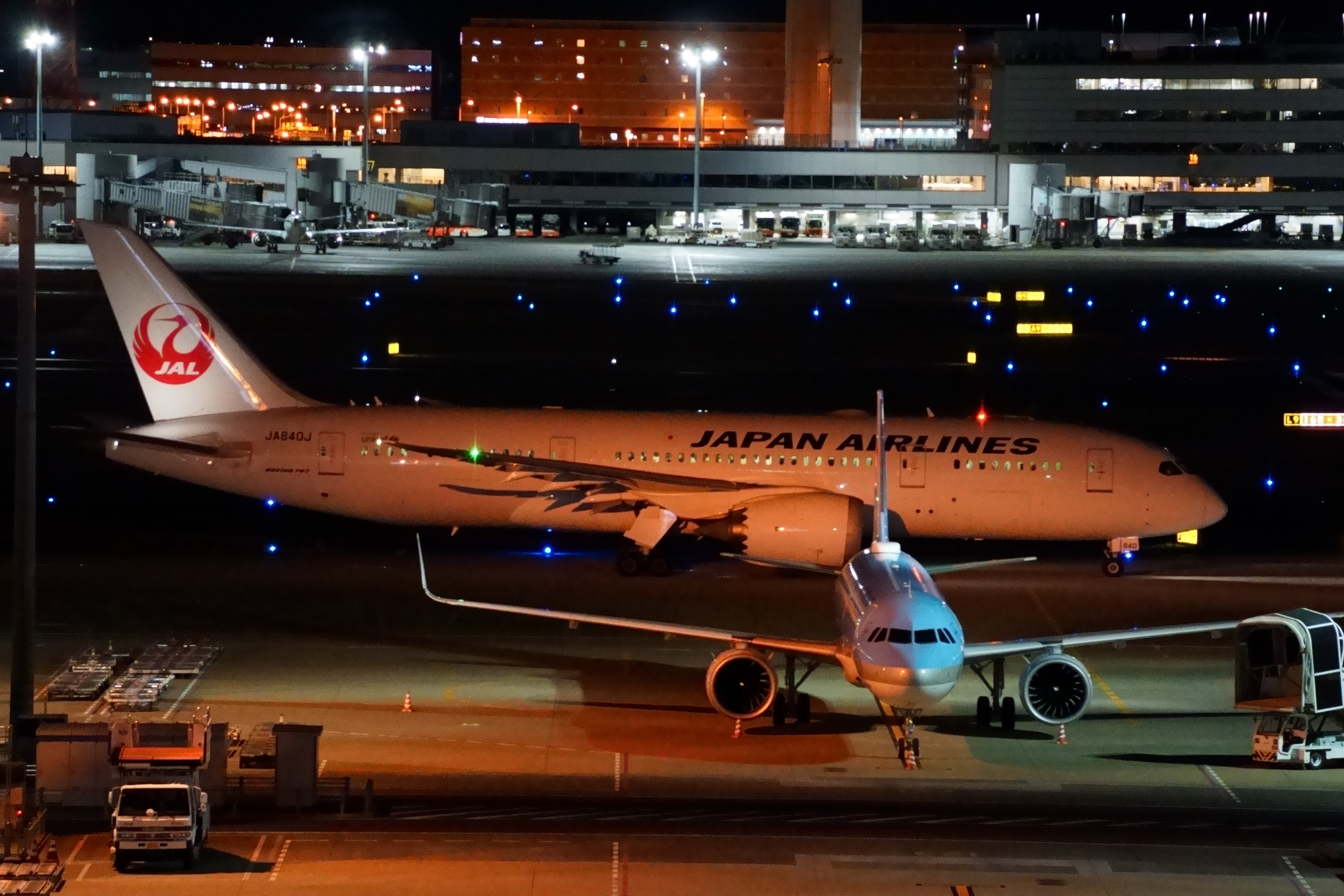 重なり合う航空機
